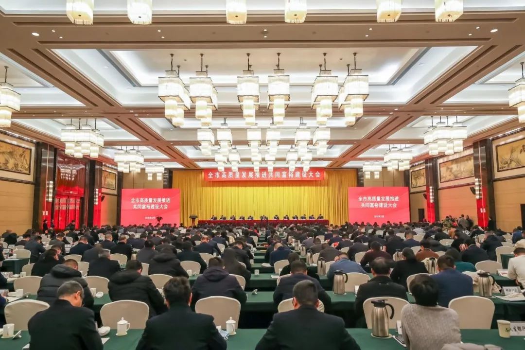 福蛇呈祥，載譽前行 雙鳥機械榮膺“富樂嵊州建設(shè)貢獻獎” — 工業(yè)企業(yè)30強、工業(yè)商貿(mào)類納稅20強兩項榮譽